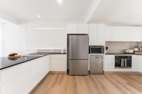 Swansea Lake House, Caves Beach